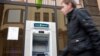 Латвия ужесточает контроль за снятием наличных в банкоматах и внесением их на счет. Какие суммы будут подотчетны налоговикам?
