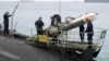 Американская ракета "Томагавк" при погрузке в Великобритании